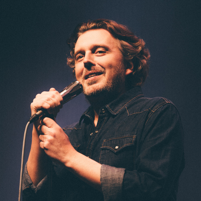 Alex Vizorek sur scène, micro en main